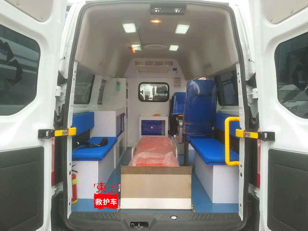 江鈴福特新全順負(fù)壓救護(hù)車(chē)監(jiān)護(hù)型內(nèi)飾1