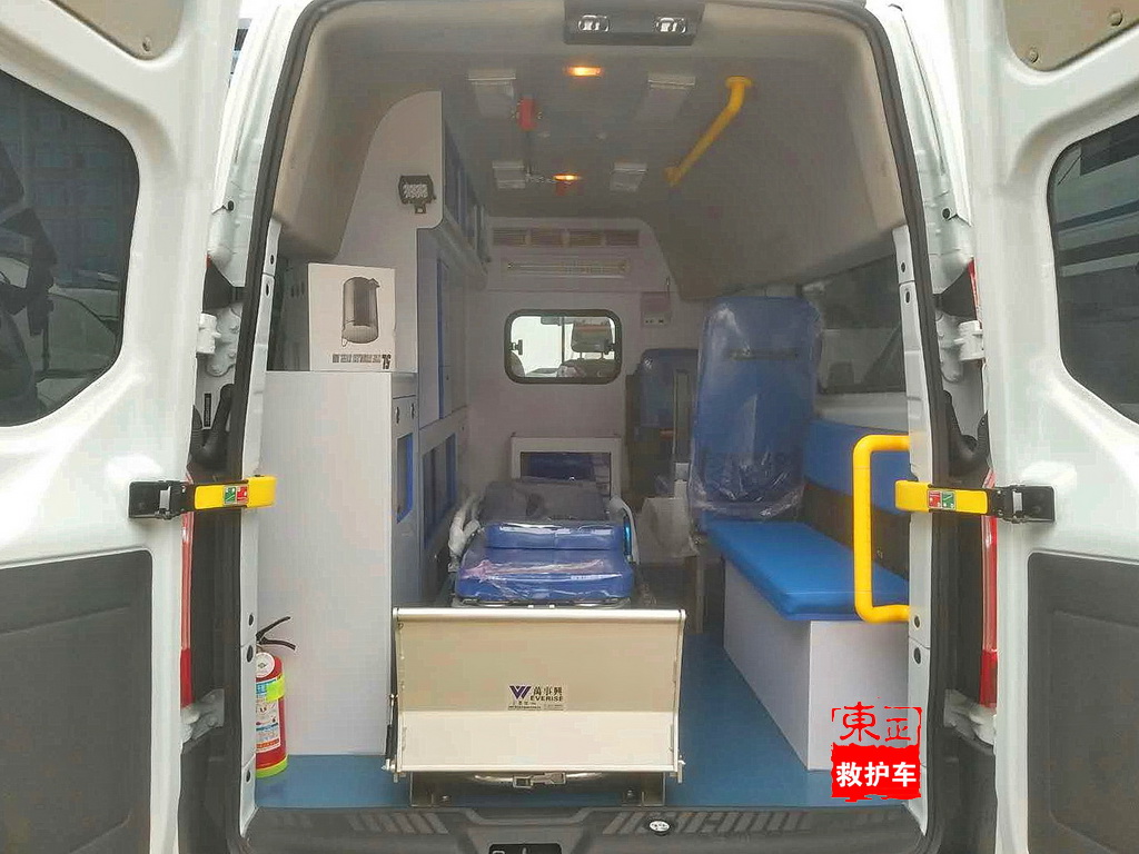 江鈴福特新全順負(fù)壓救護(hù)車(chē)監(jiān)護(hù)型內(nèi)飾2